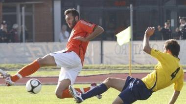 Un’azione della partita che il Castelfiorentino ha pareggiato contro la Pistoiese nel corso dell’attuale torneo d’Eccellenza Oggi i gialloblù saranno di scena con il Castelnuovo Garfagnana