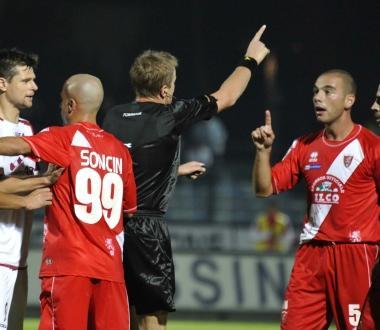 <b>ARBITRO</b> Tommasi discute con Freddi 