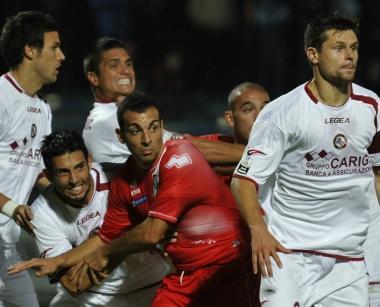 <b>MISCHIA.</b> Caos in mezzo allaria del Grosseto Il Livorno ha provato a sbloccare il risultato anche su calcio piazzato ma senza fortuna    