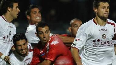 <b>MISCHIA.</b> Caos in mezzo all’aria del Grosseto Il Livorno ha provato a sbloccare il risultato anche su calcio piazzato ma senza fortuna