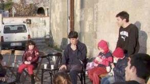 Una riunione parrocchiale davanti alla chiesa di Colignola