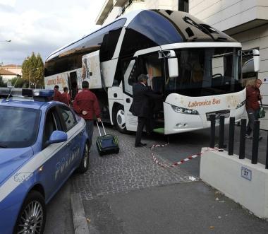 Il pullman del Livorno colpito dai sassi fuori dallalbergo che ospitava la squadra       