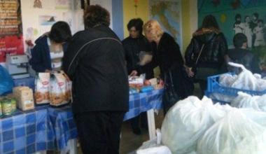 Due quintali di spesa in una sola mattina allo spaccio popolare