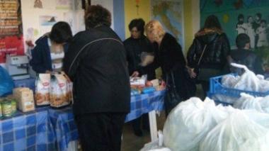 Due quintali di spesa in una sola mattina allo spaccio popolare