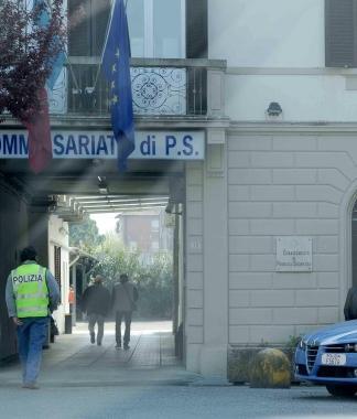 Sopra il commissariato qui uno stalker al computer 