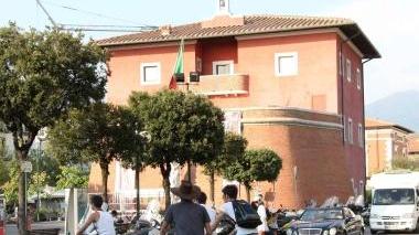 <b>DECORO.</b> Alcuni operatori al lavoro per le vie di Forte Ora ci penseranno anche i cittadini