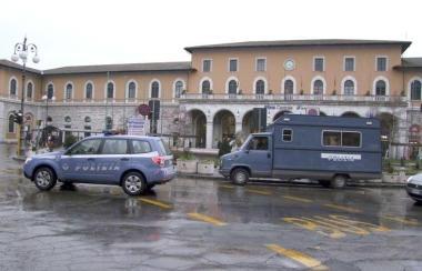 Mezzi della polizia davanti alla stazione 