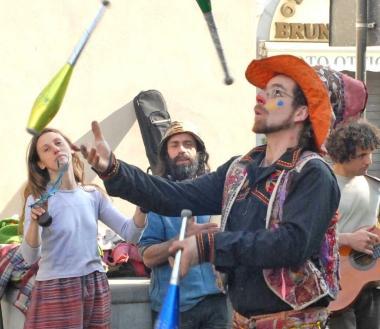 Un giocoliere richiama i passanti 