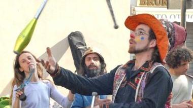 Un giocoliere richiama i passanti