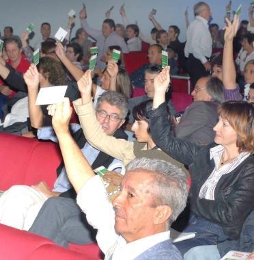 Voto per alzata di mano a una assemblea Pd