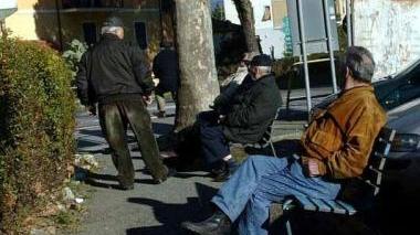 Alcuni pensionati in un parco: migliaia di euro di pagamenti arretrati possono essere recuperati