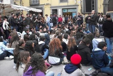 Gli studenti in piazza San Frediano 
