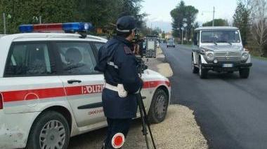 Autovelox piazzato a bordo strada per la rilevazione della velocità