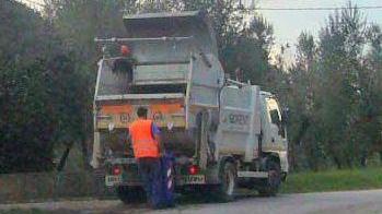 Un camion svuota il bidone blu per la plastica