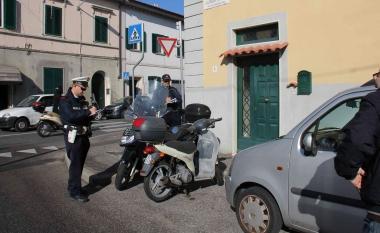 Vigili multano scooter e auto in piazza Sforzini a Ardenza 