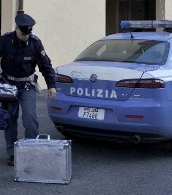 <b>POLIZIA. </b>Sul luogo del suicidio; a destra il corpo viene rimosso   