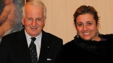 A sinistra, Armani