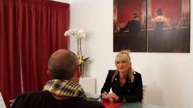 <b>L’AGENZIA.</b> La titolare con un cliente