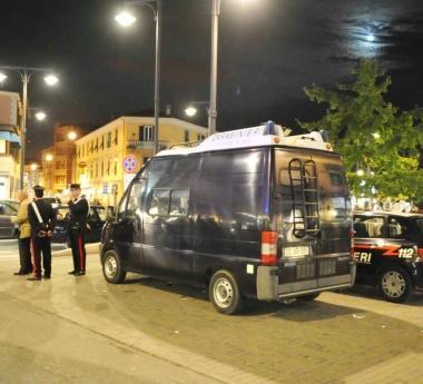 La stazione mobile dei carabinieri in piazza Gramsci 