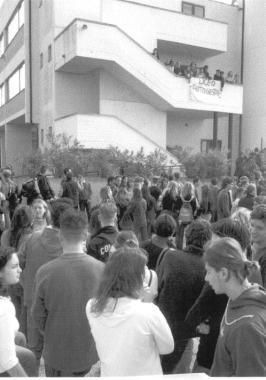Studenti davanti al liceo 