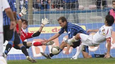 <b>RIGORE</b> Il tiro di Clemente che porta al rigore e al rosso per Bizzotto