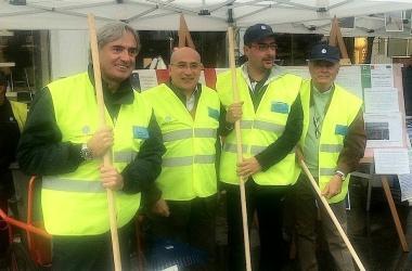 <b>VOLONTARI.</b> Il sindaco Buratti, il presidente di Gaia Ermindo Tucci, i candidati a sindaco James Popper e Vasco Franceschi          