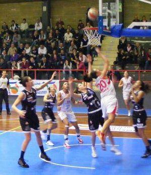Willis in azione sotto canestro (foto Vasco Favilla) 