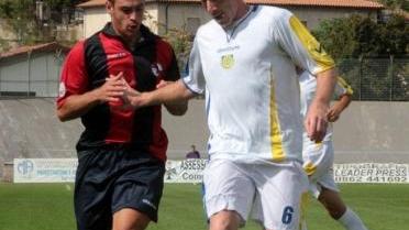 Il difensore azzurro Anzalone e a destra Mikol Benassi