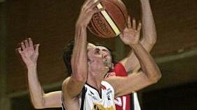 La grinta di coach Marcello Mencarelli e dei giocatori biancoblù in pachina nelle fasi finali del match di sabato sera contro Assisi e un appoggio a canestro di Marchi