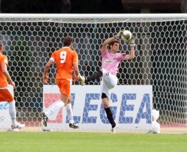 <b>SQUALIFICATO. </b>Sopra, Cristian Longobardi ammonito a Gela con la Ternana non ci sar&agrave;  