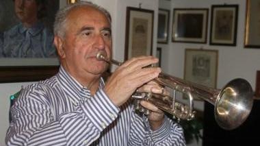 <b>BENVENUTI.</b> Alla tromba (sopra) e al piano (destra) In basso: un primo piano e l’interno della Goldonetta