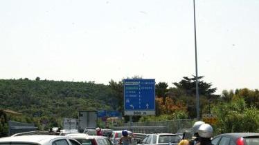 Sotto Cosimi e Nocchi A destra l’Aurelia nel tratto dello svincolo del Maroccone presa d’assalto da auto, moto e scooter in una giornata estiva