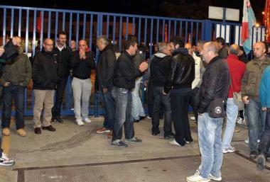 <b>LA PROTESTA.</b> Lavoratori davanti ai cancelli dello stabilimento 