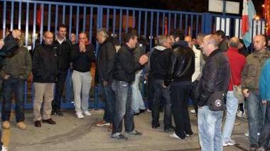 <b>LA PROTESTA.</b> Lavoratori davanti ai cancelli dello stabilimento