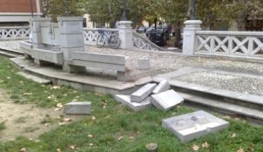 Vandali smontano nella notte la fontana del centro