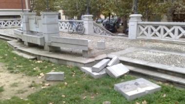 Vandali smontano nella notte la fontana del centro