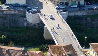 Nuovi lampioni sul ponte Napoleonico: finiti i lavori