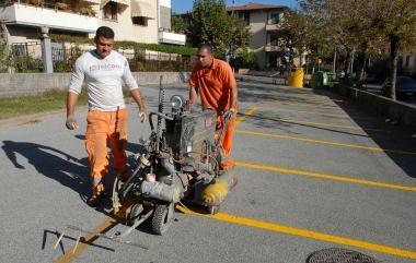 Montecatini parcheggi al lavoro per le strisce