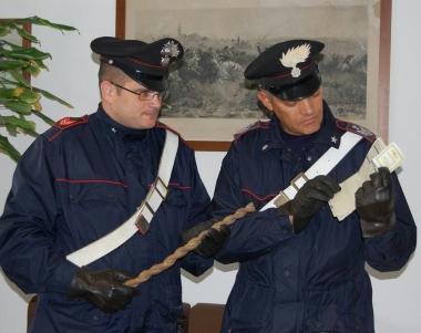 Sorpreso con una frusta sotto il sedile