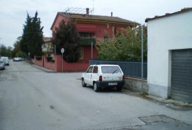 Via del Villaggio con i pali senza cartelli 