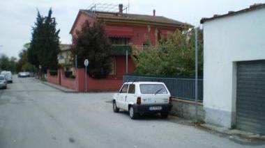 Via del Villaggio con i pali senza cartelli