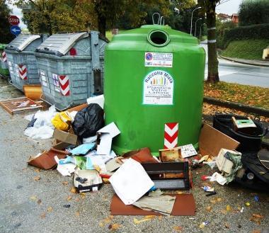 Rifiuti fuori dai cassonetti in piazza Toscanini 