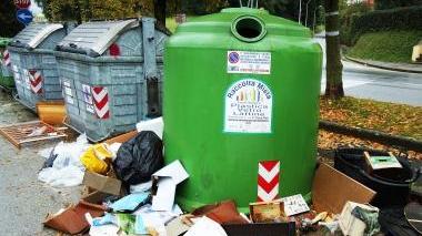 Rifiuti fuori dai cassonetti in piazza Toscanini