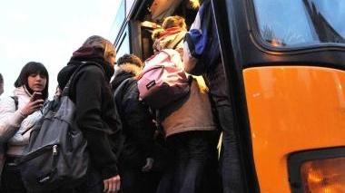 Studenti salgono su un autobus
