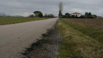 <b>STRILLAIE.</b> Via San Vincenzo devastata dai mezzi pesanti