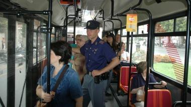 Poliziotti in servizio su un bus 