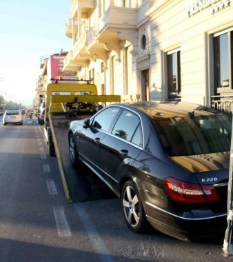 Un carro attrezzi rimuove unauto in sosta   