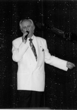 Il cantante Roberto Moncini 