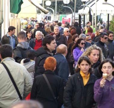Il corso affollato di persone 