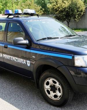 Un mezzo della polizia penitenziaria 